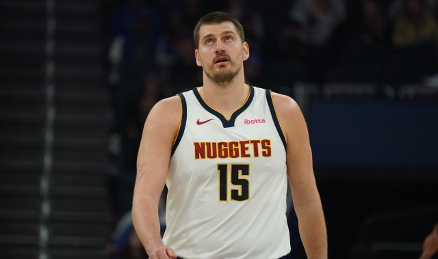 体育入口-值！约基奇被吹犯规&amp;个人累计6犯 掘金挑战成功取消犯规拿到球权