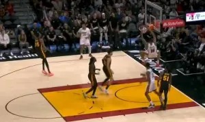 开云直播-凯沙德-约翰逊双手暴扣连拿4分，热火次节领先老鹰16分