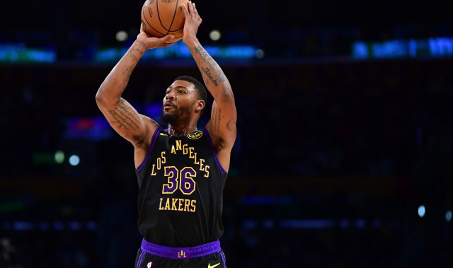 又追上来了！斯玛特接东契奇传球追身三分飚中 卢再次暂停