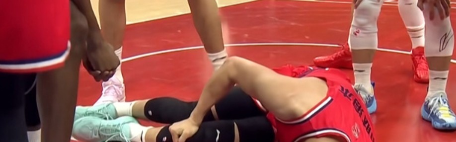 开云体育在线-噩梦！郭艾伦突破过程遭遇膝盖伤势，倒地不起，并被担架抬出！